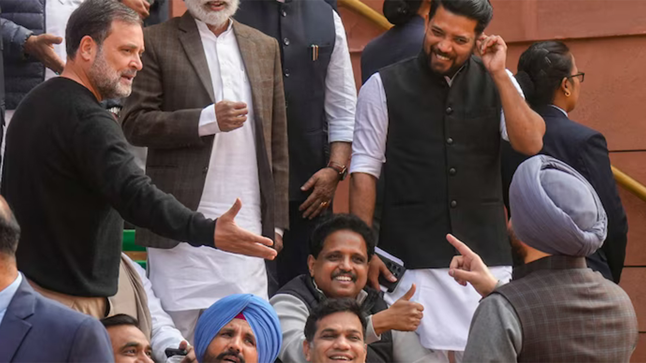 संसद भवन के प्रवेश द्वार पर राहुल गांधी और रवनीत सिंह बिट्टू - फाइल तस्वीर